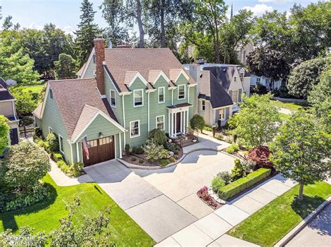 The Zestimate for this Single Family is 249,600, which has decreased by 7,333 in the. . Grosse pointe zillow